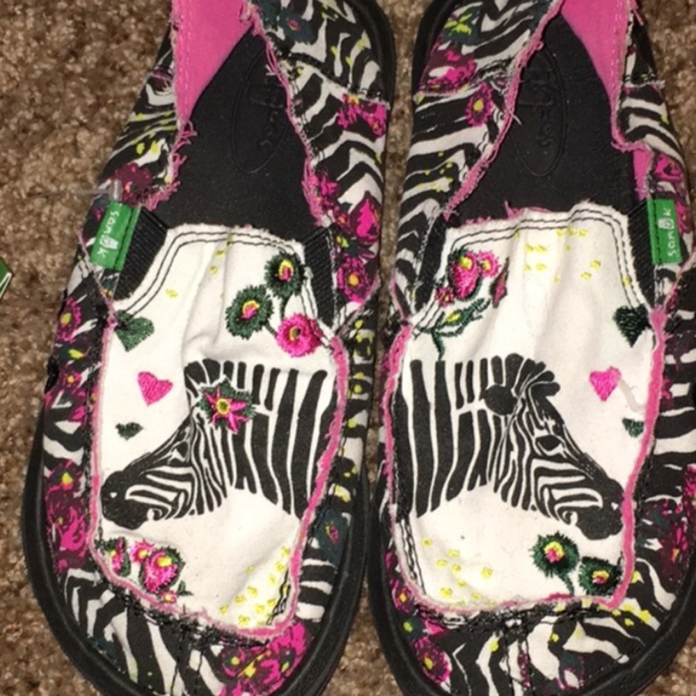 💕Brand NWOT Super cute zebra print Sanuks💕